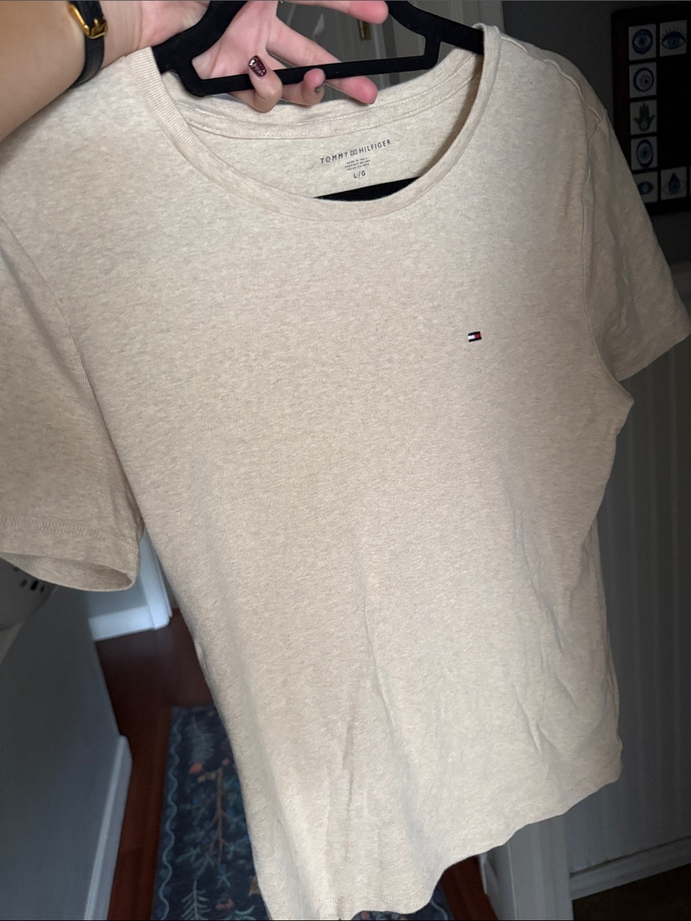 Adorable Tommy Hilfiger womens Size Large Cream Short Sleeve Tee ✨